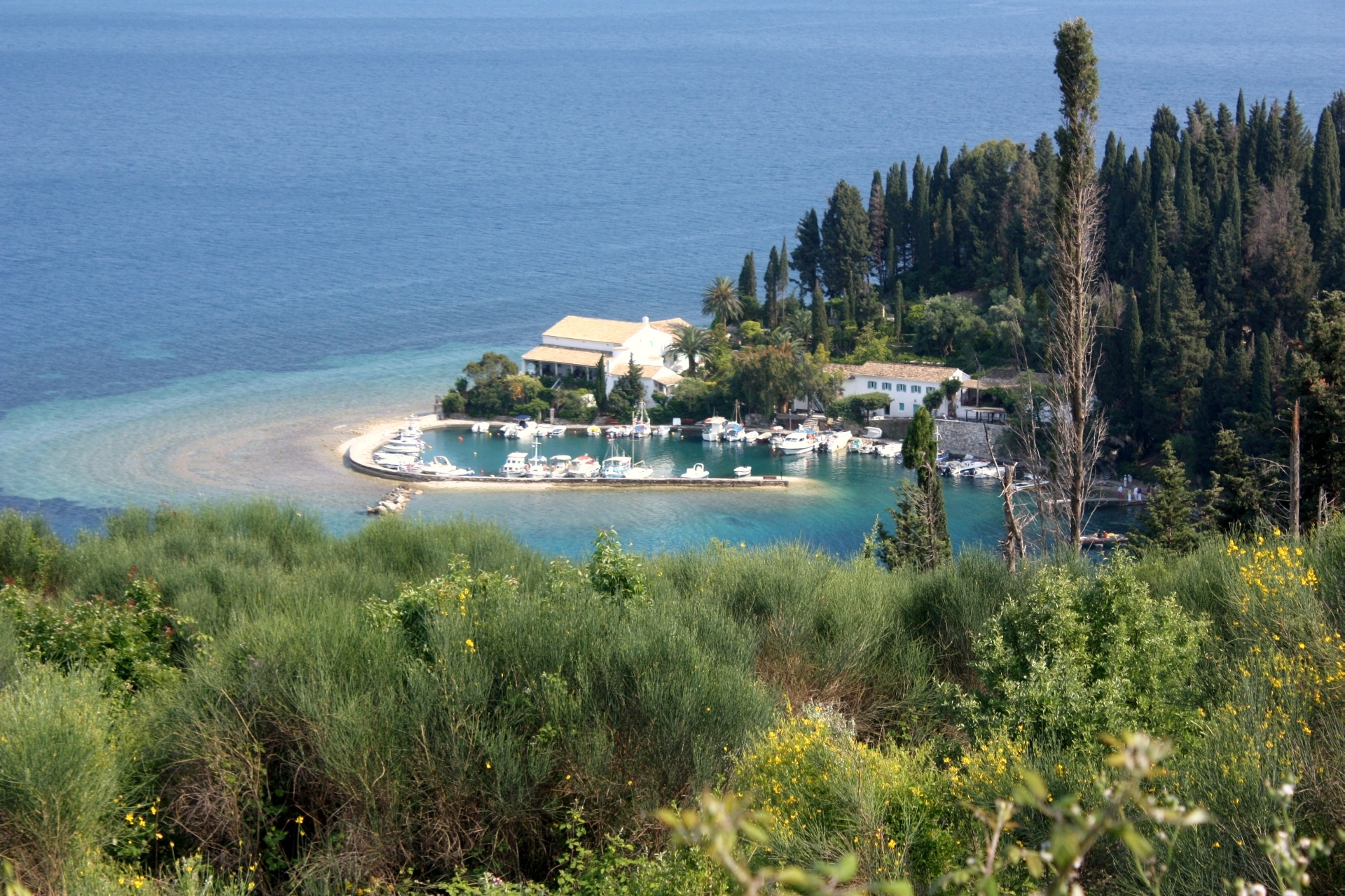 The horseshoe harbour of Kouloura - Corfu - Greece © Hombre / Wikimedia (CC BY-SA 3.0)