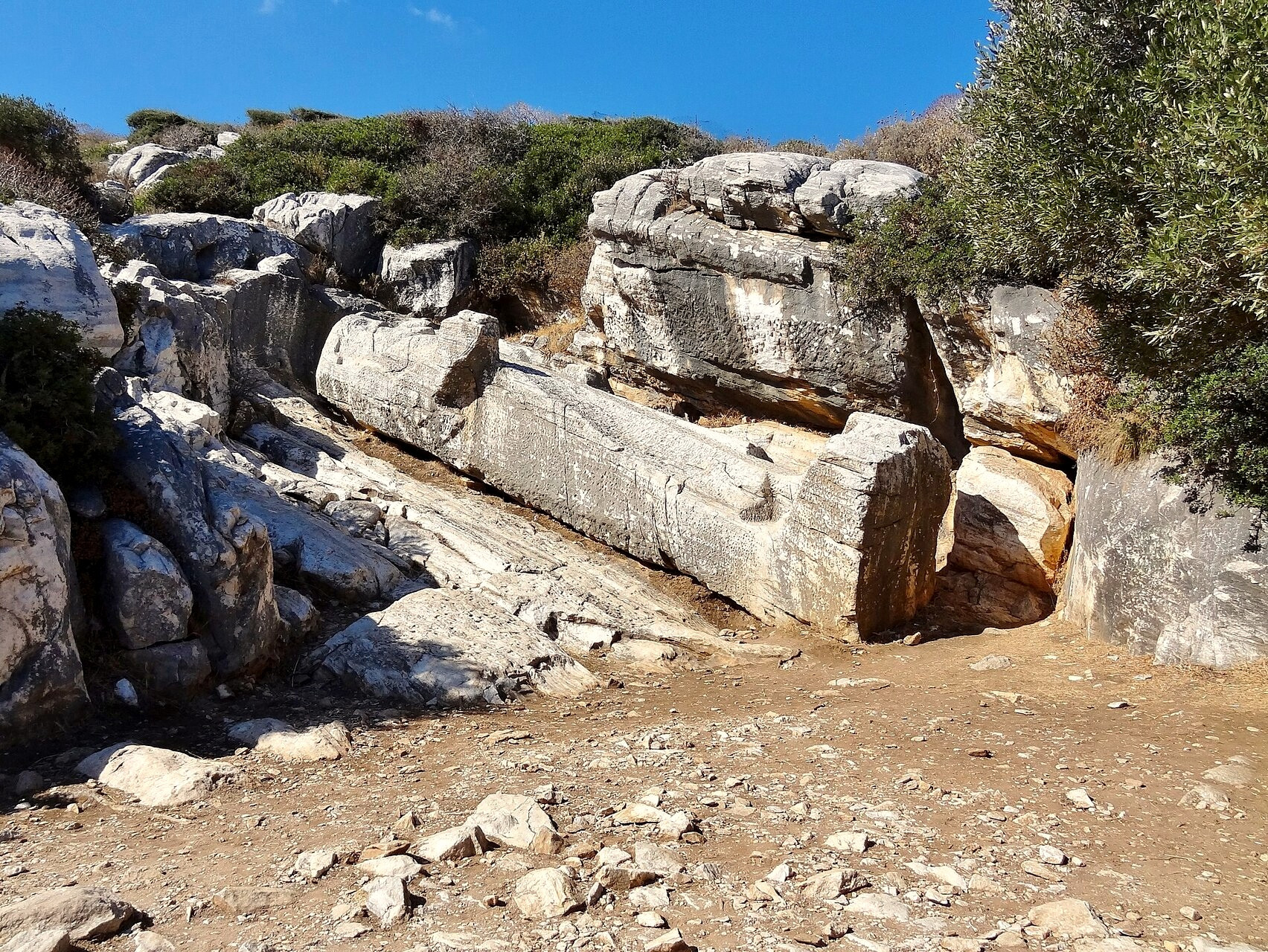 The giant kouros lying in the quarry at Apollonas - Naxos - Greece © Olaf Tausch / Wikimedia (CC BY 3.0)