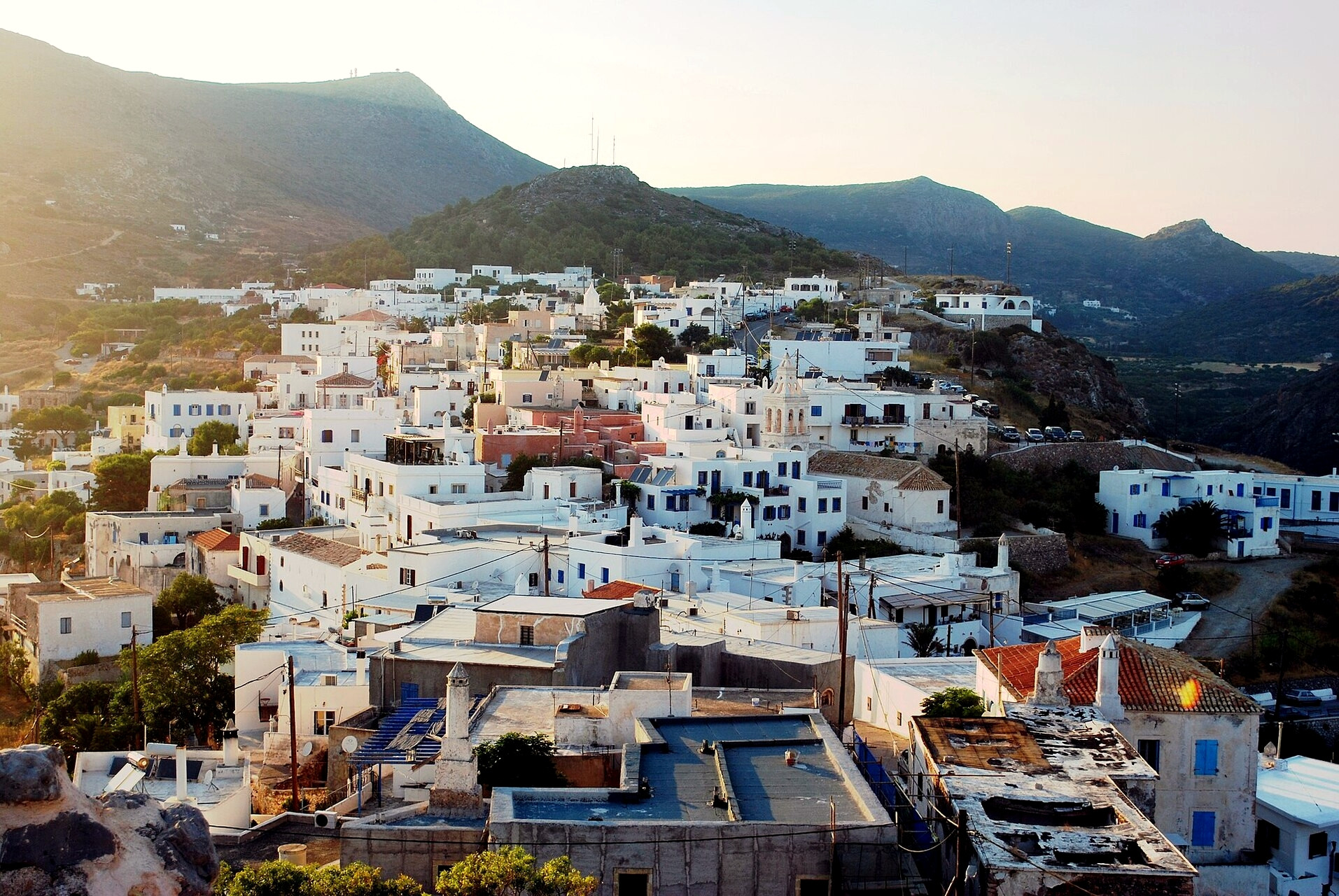 The white village of Chora rising above the sea - Kythira - Greece © Comzeradd / Wikimedia (CC BY-SA 3.0)