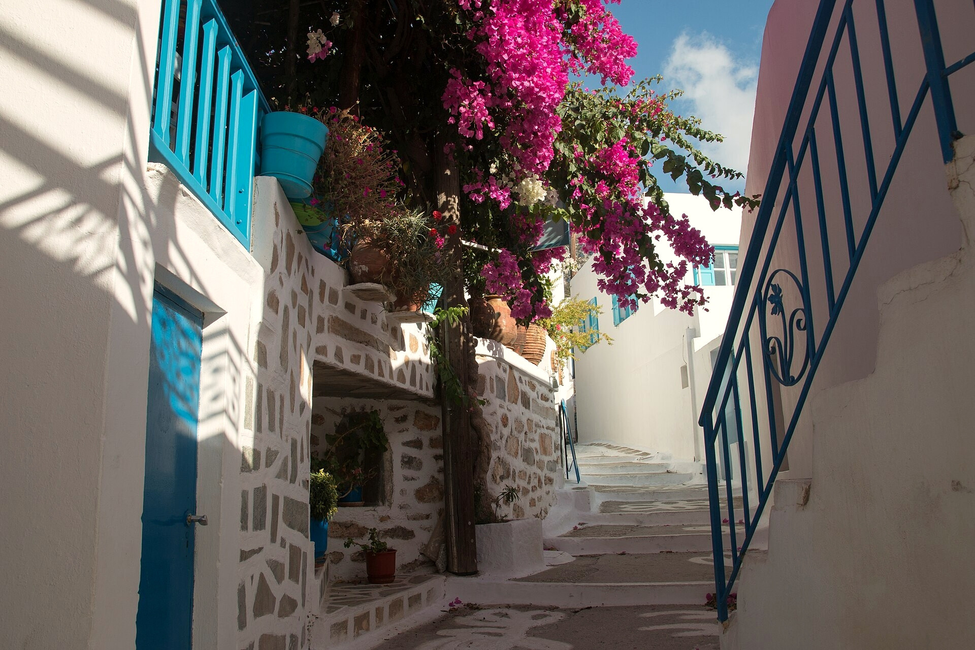 Whitewashed lane in the village of Langada - Amorgos, Cyclades - Greece © Zde / Wikimedia (CC BY-SA 4.0)