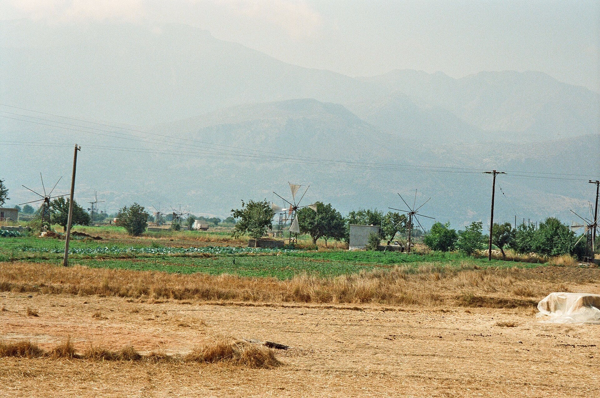 The Lasithi plateau and its farmland ringed by mountains - Crete - Greece © Herbert wie / Wikimedia (CC BY-SA 4.0)
