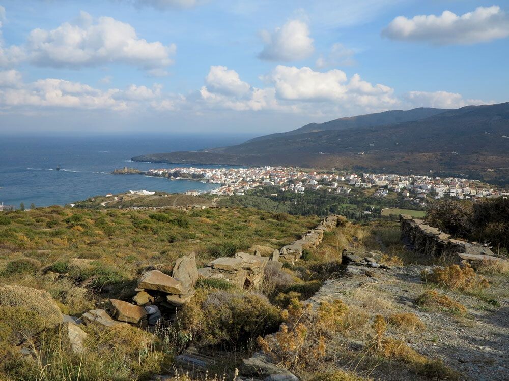 Le Chora d'Andros, posé sur sa péninsule