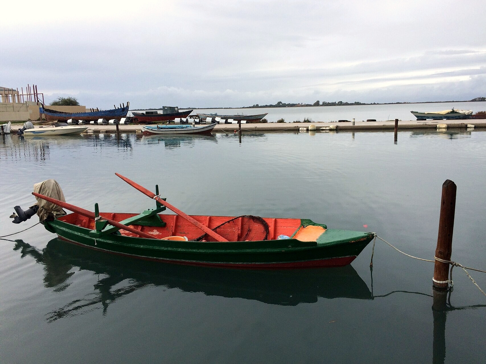 Traditional boat in the lagoon and the canal of Lefkada - Ionian Islands - Greece © Kate Horti / Wikimedia (CC BY-SA 4.0)