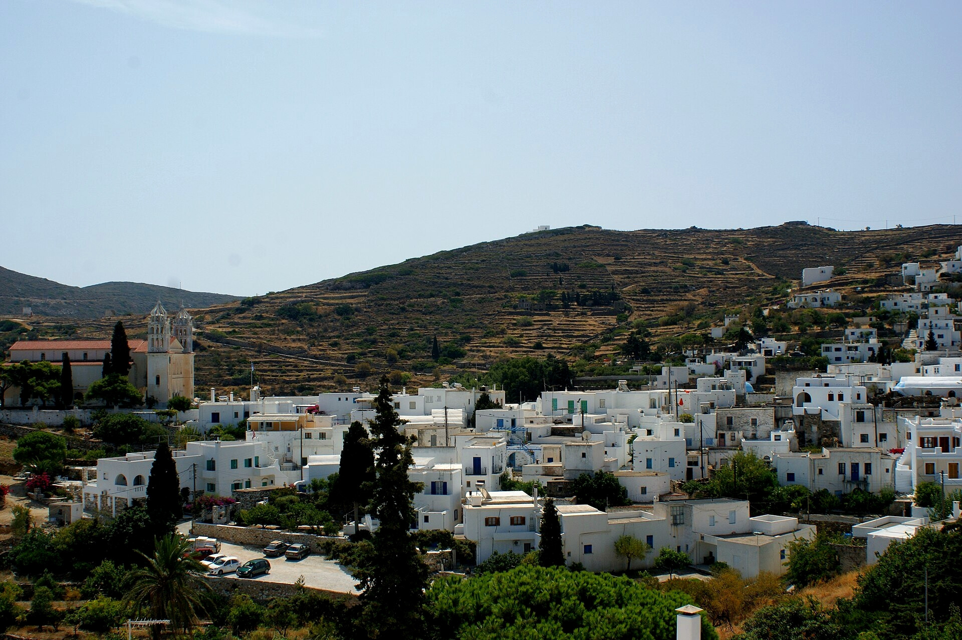 The village of Lefkes nestled in its green valley - Paros, Cyclades - Greece © Kondephy / Wikimedia (CC BY-SA 4.0)