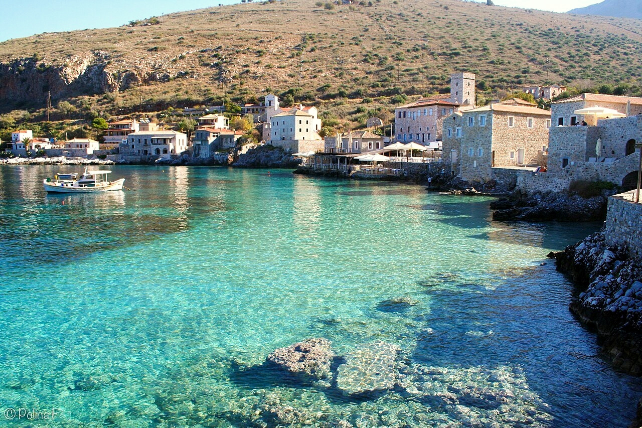 The village of Limeni and its turquoise cove - Mani, Peloponnese - Greece © Polina F / Wikimedia (CC BY 2.0)