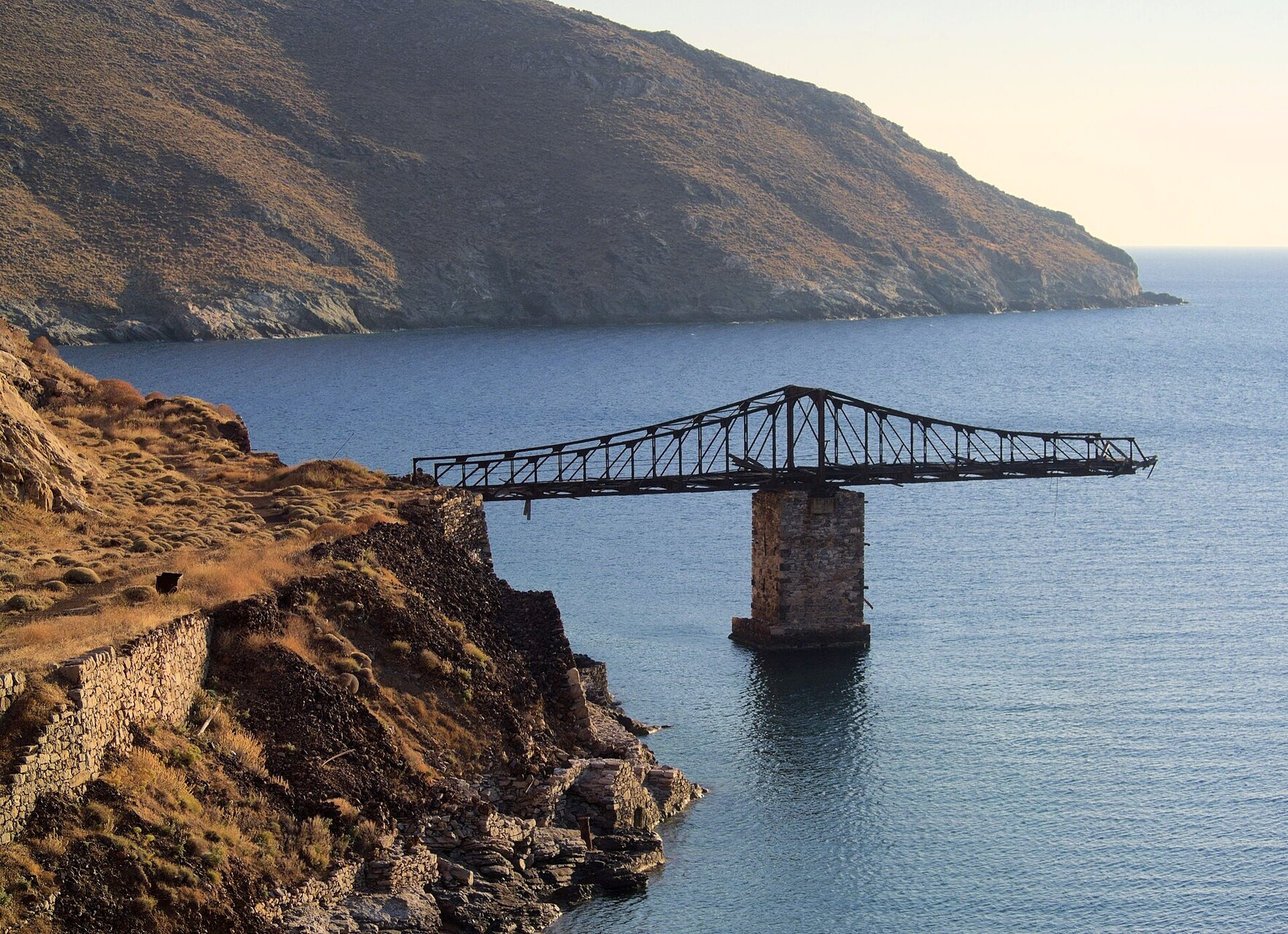 The old iron mines of Megalo Livadi - Serifos - Cyclades - Greece © C messier / Wikimedia (CC BY-SA 4.0)