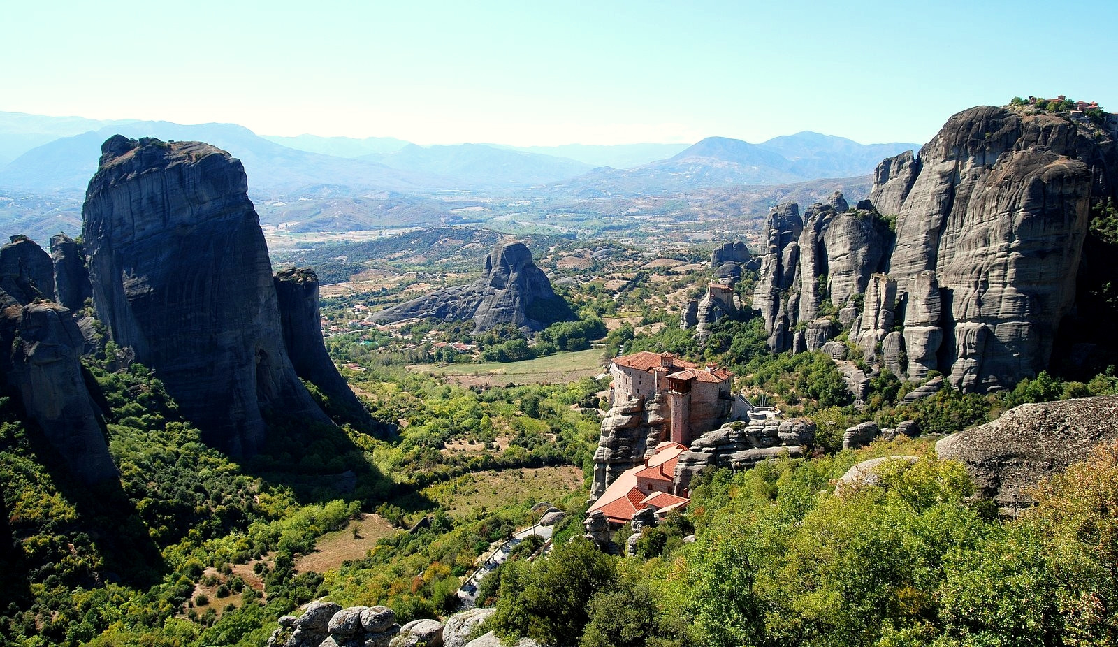 Les pitons de grès des Météores dominant la vallée boisée - Thessalie, Grèce © Takeaway / Wikimedia (CC BY-SA 3.0)