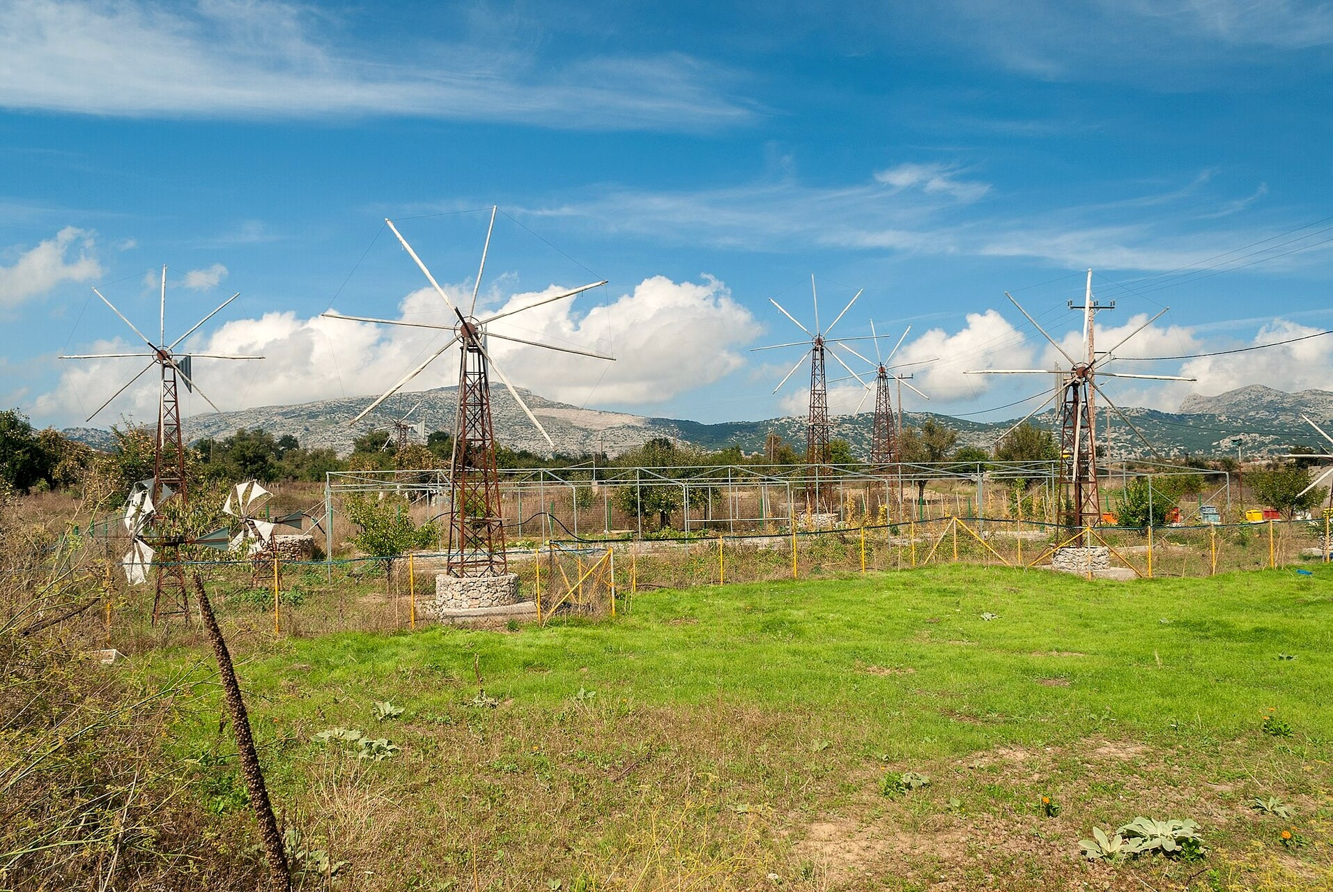 Windmills of the Lasithi plateau - Crete - Greece © Mihael Grmek / Wikimedia (CC BY-SA 4.0)
