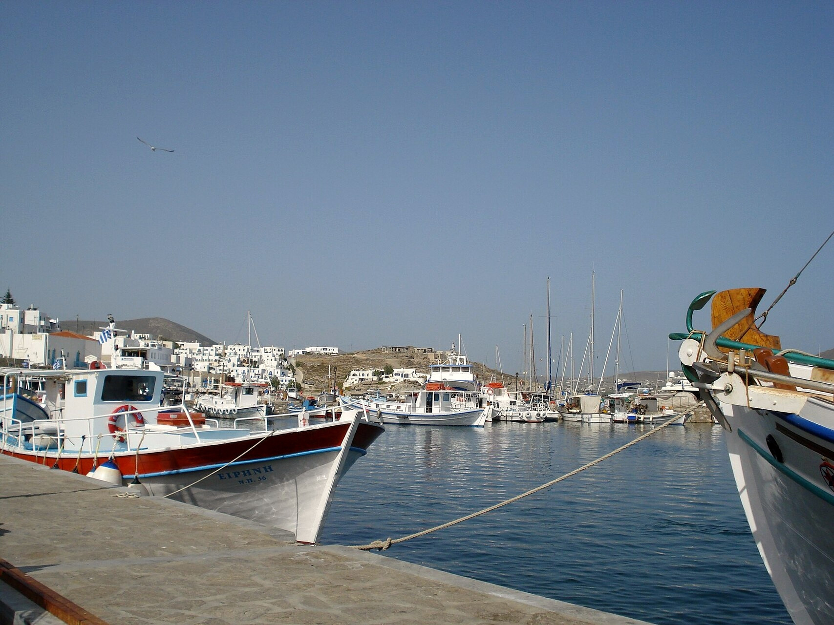 Naoussa fishing harbour and its colourful boats - Paros, Cyclades - Greece © Ian Freeman / Wikimedia (CC BY-SA 3.0)