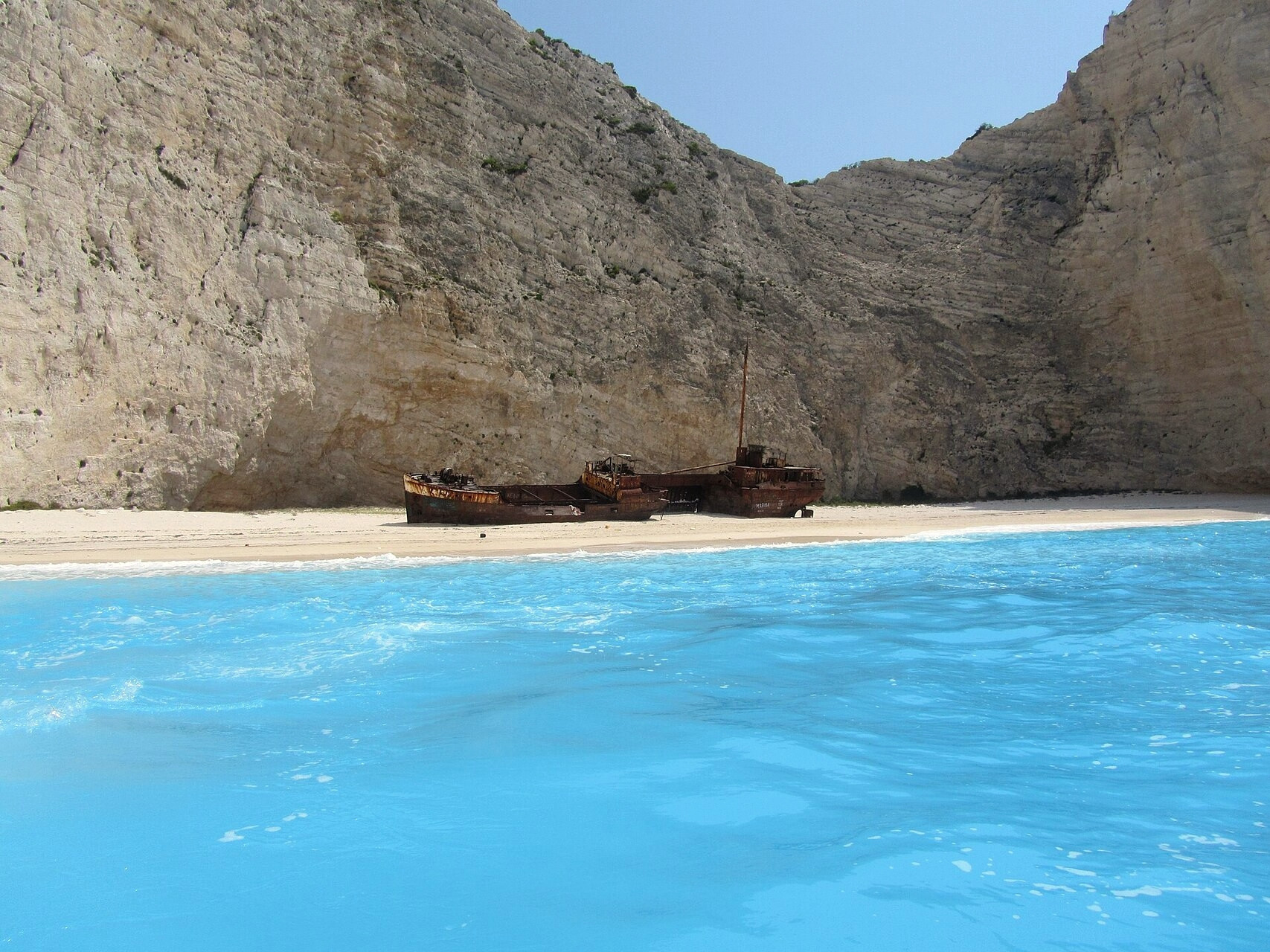 The wreck of the Panagiotis on Shipwreck beach (Navagio) - Zakynthos, Ionian Islands - Greece © Badgernet / Wikimedia (CC BY-SA 3.0)