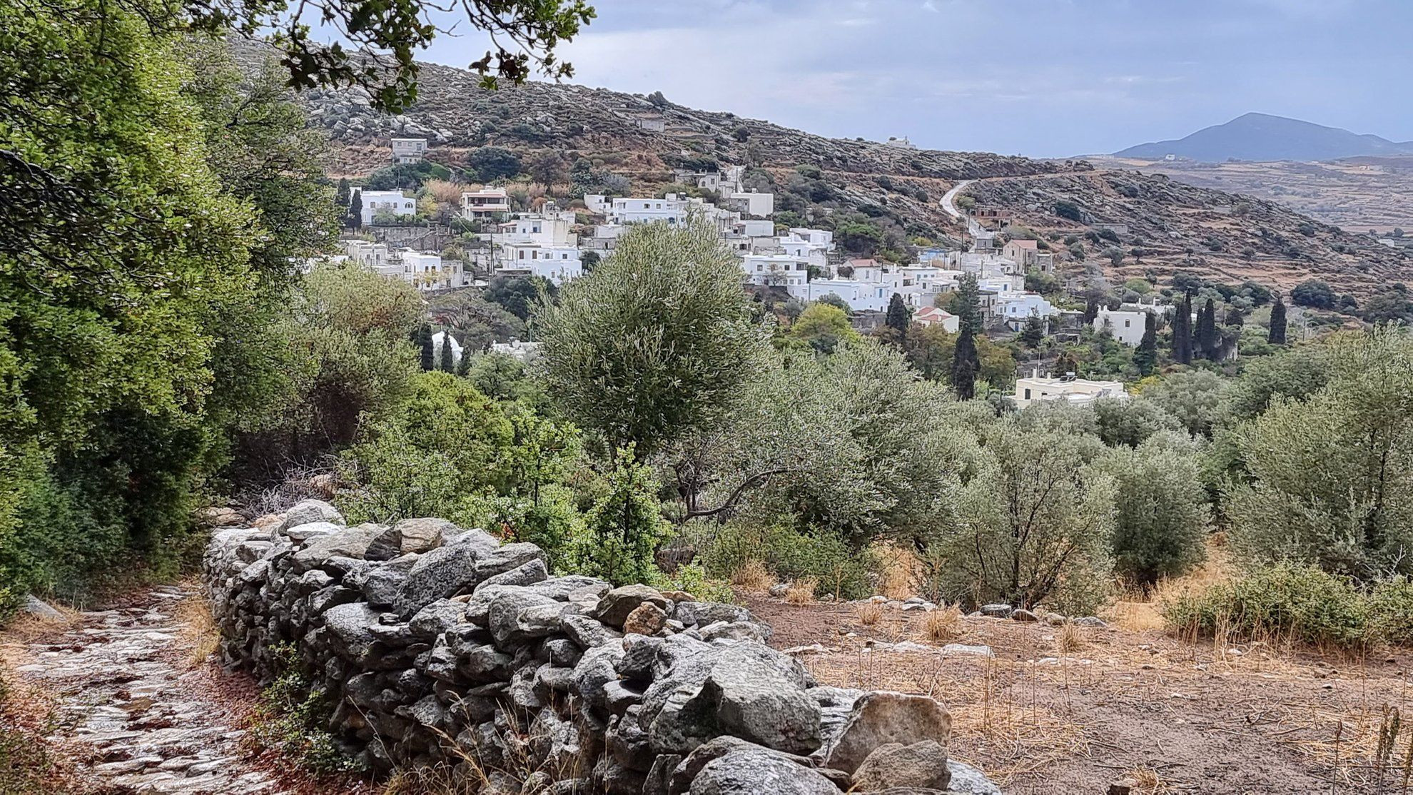 Paved trail on Naxos - Cyclades © Anne-Marie Billault