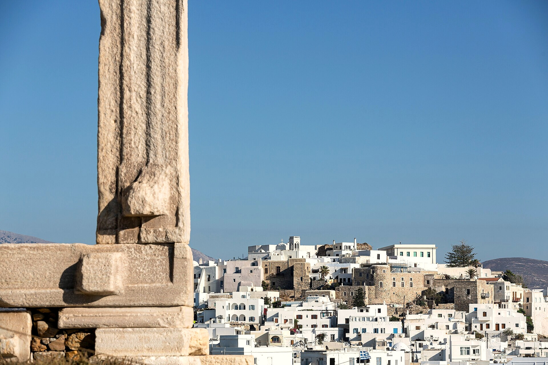 The Portara and the white old town of Naxos - Cyclades, Greece © Manfred Werner (Tsui) / Wikimedia (CC BY-SA 4.0)