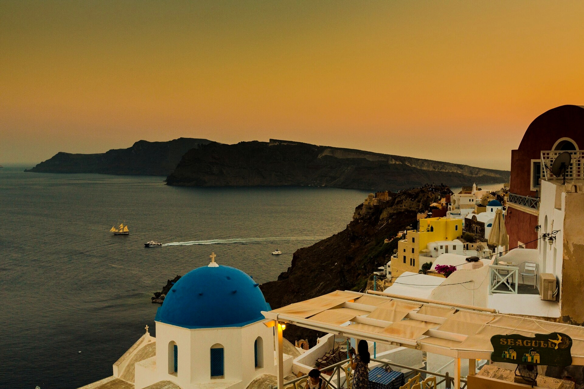 The village of Oia on the caldera rim - Santorini, Cyclades - Greece © Andreas Pantziarides / Wikimedia (CC BY 3.0)