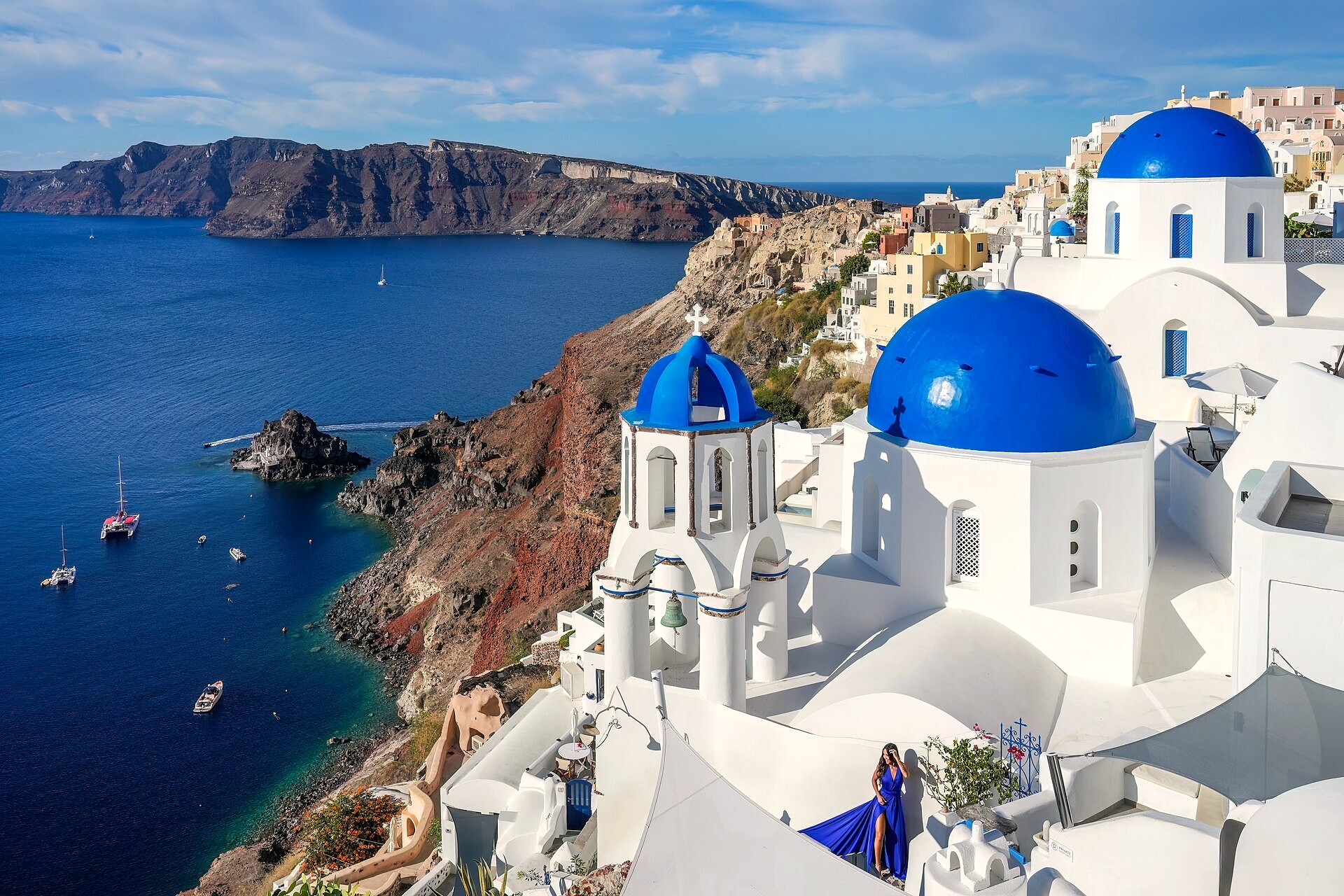 The blue domes of Oia overlooking the caldera - Santorini, Cyclades - Greece © Giles Laurent / Wikimedia (CC BY-SA 4.0)