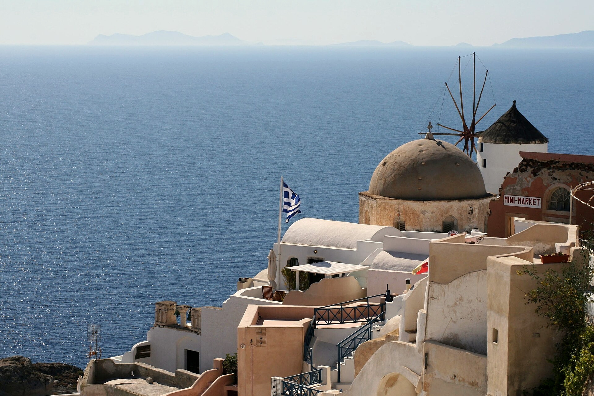 Village of Oia above the caldera - Santorini, Cyclades - Greece © bongo vongo / Wikimedia (CC BY-SA 2.0)