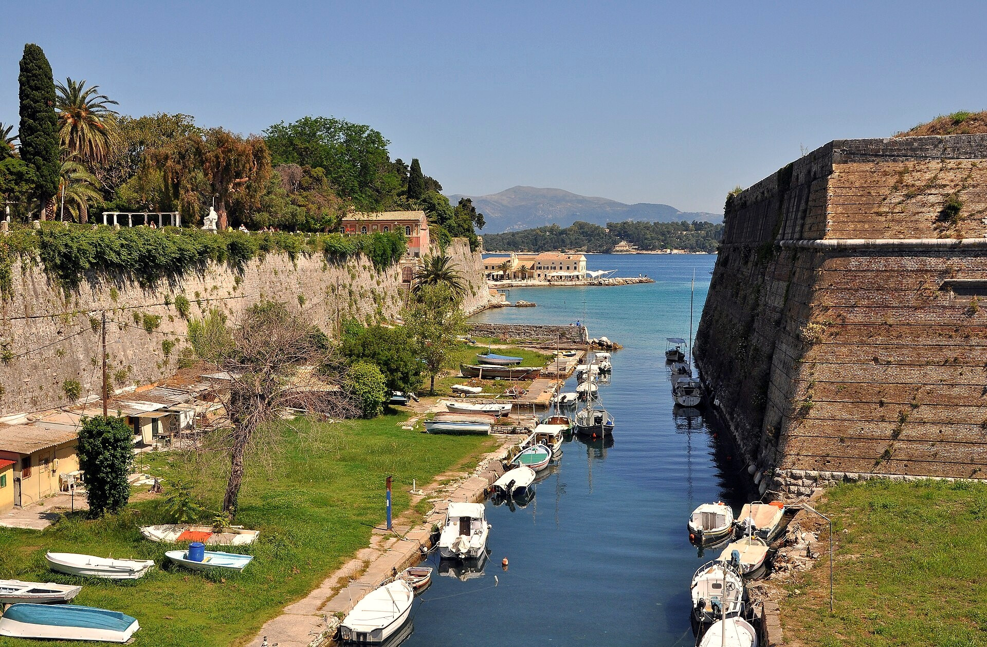 Venetian fortress and the harbour of Mandraki - Corfu, Ionian Islands - Greece © Marc Ryckaert / Wikimedia (CC BY 3.0)