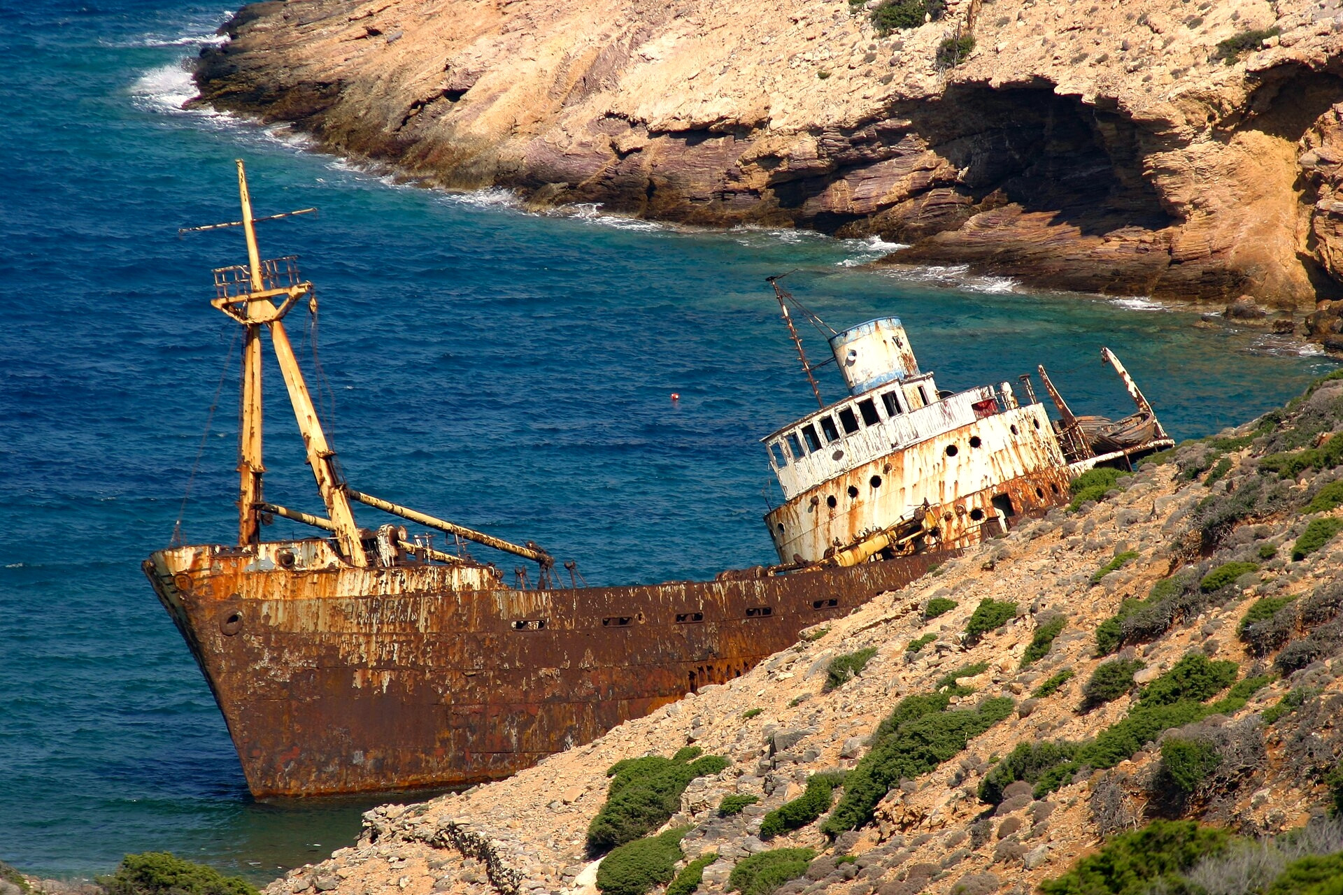 The wreck of the Olympia in the bay of Kalotaritissa - Amorgos, Cyclades - Greece © Martin Kraft / Wikimedia (CC BY-SA 3.0)