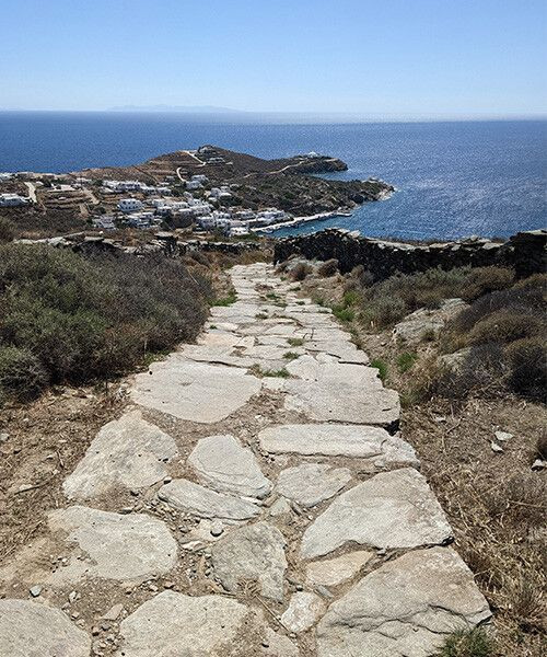 Sentier pavé vers le village de Faros - Sifnos - Cyclades, Grèce