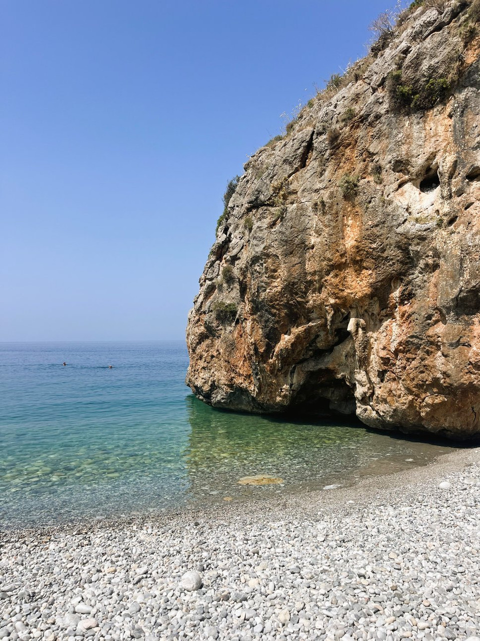 Plage de galets au pied d'une falaise calcaire - côte méditerranéenne