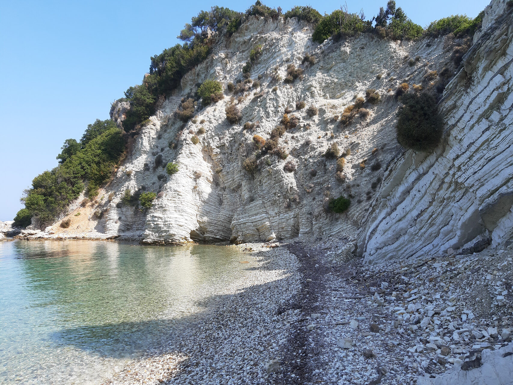 The turquoise cove of Gidaki beach - Ithaca, Ionian Islands - Greece © GerritR / Wikimedia (CC BY-SA 4.0)