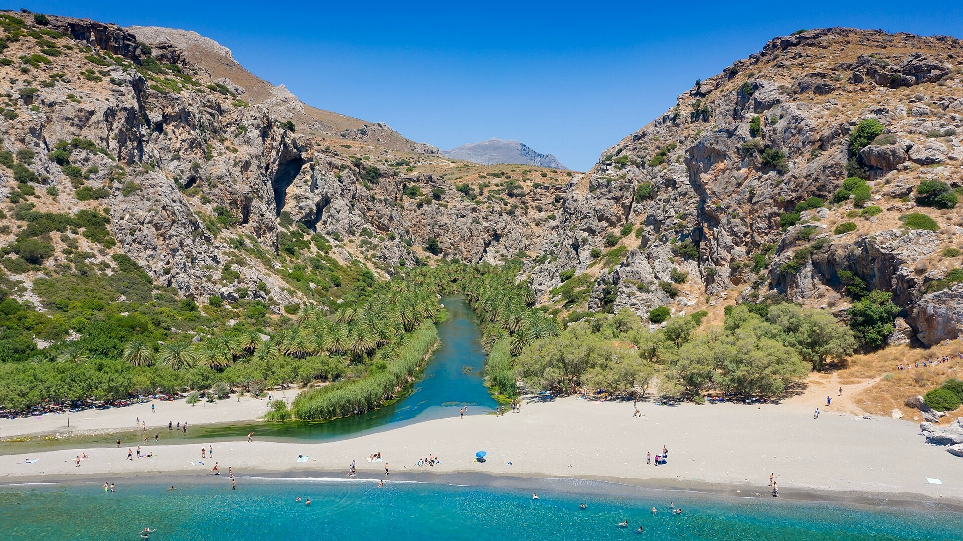 Preveli beach, palm grove and river - Crete - Greece © dronepicr / Wikimedia (CC BY 2.0)
