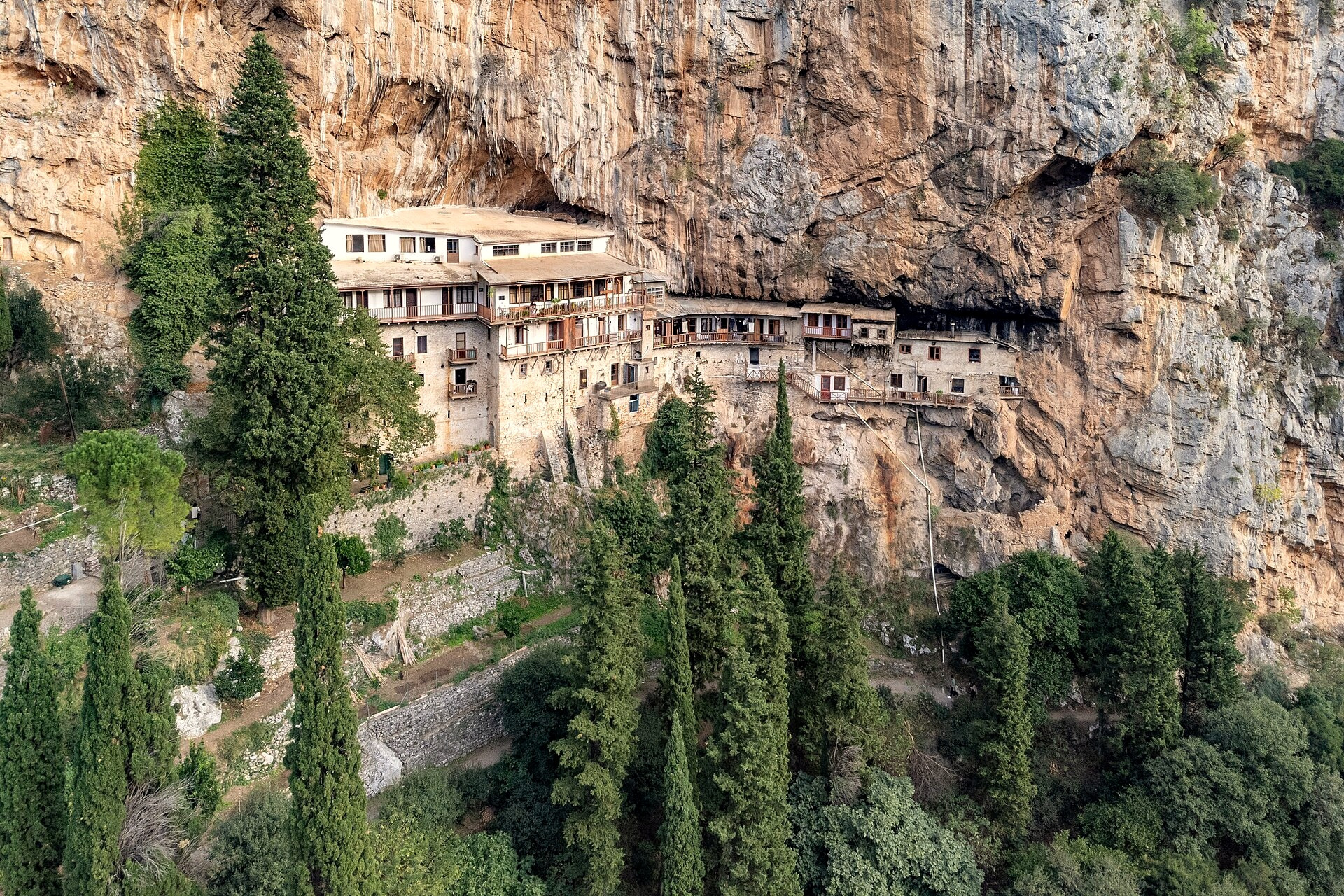 Prodromos monastery hanging above the Lousios gorges - Arcadia, Peloponnese - Greece © C messier / Wikimedia (CC BY-SA 4.0)