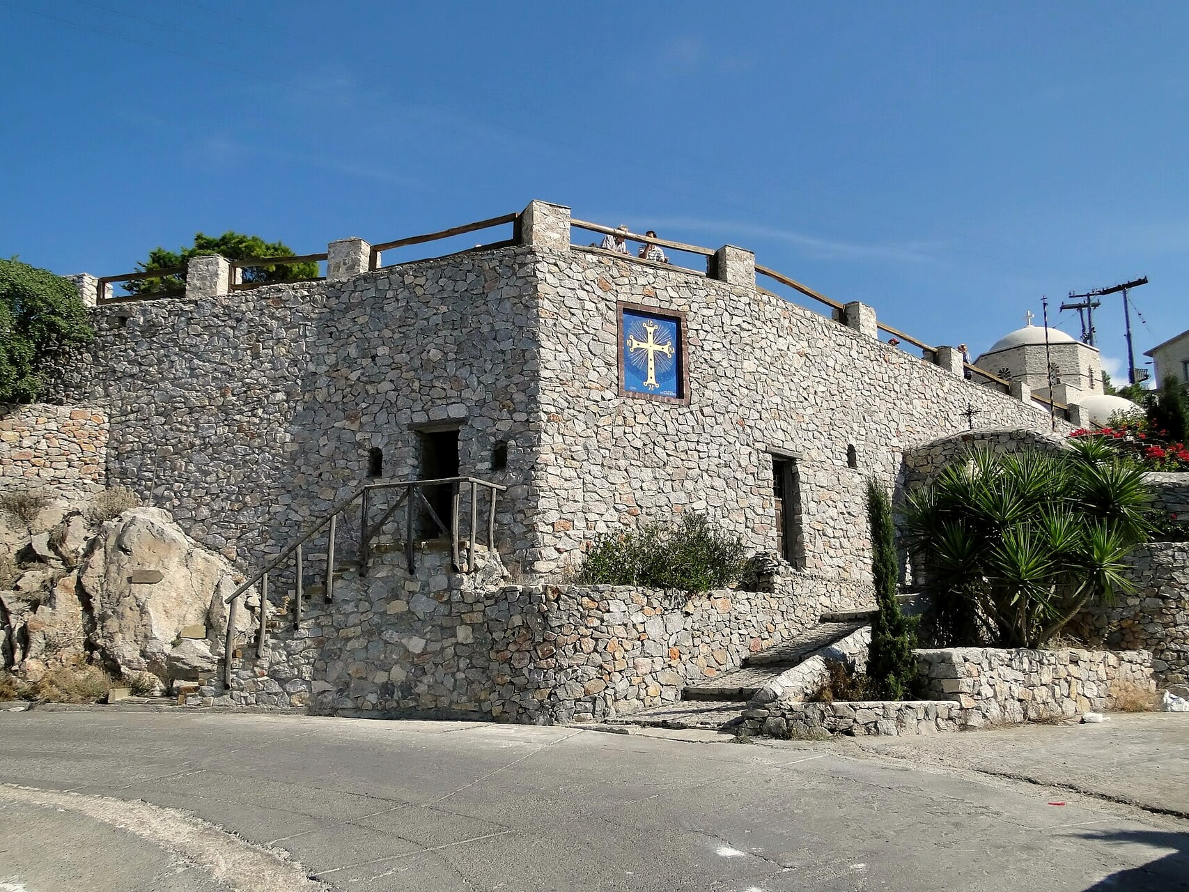 The monastery of Profitis Ilias at the island's summit - Santorini, Cyclades - Greece © Bernard Gagnon / Wikimedia (CC BY-SA 3.0)