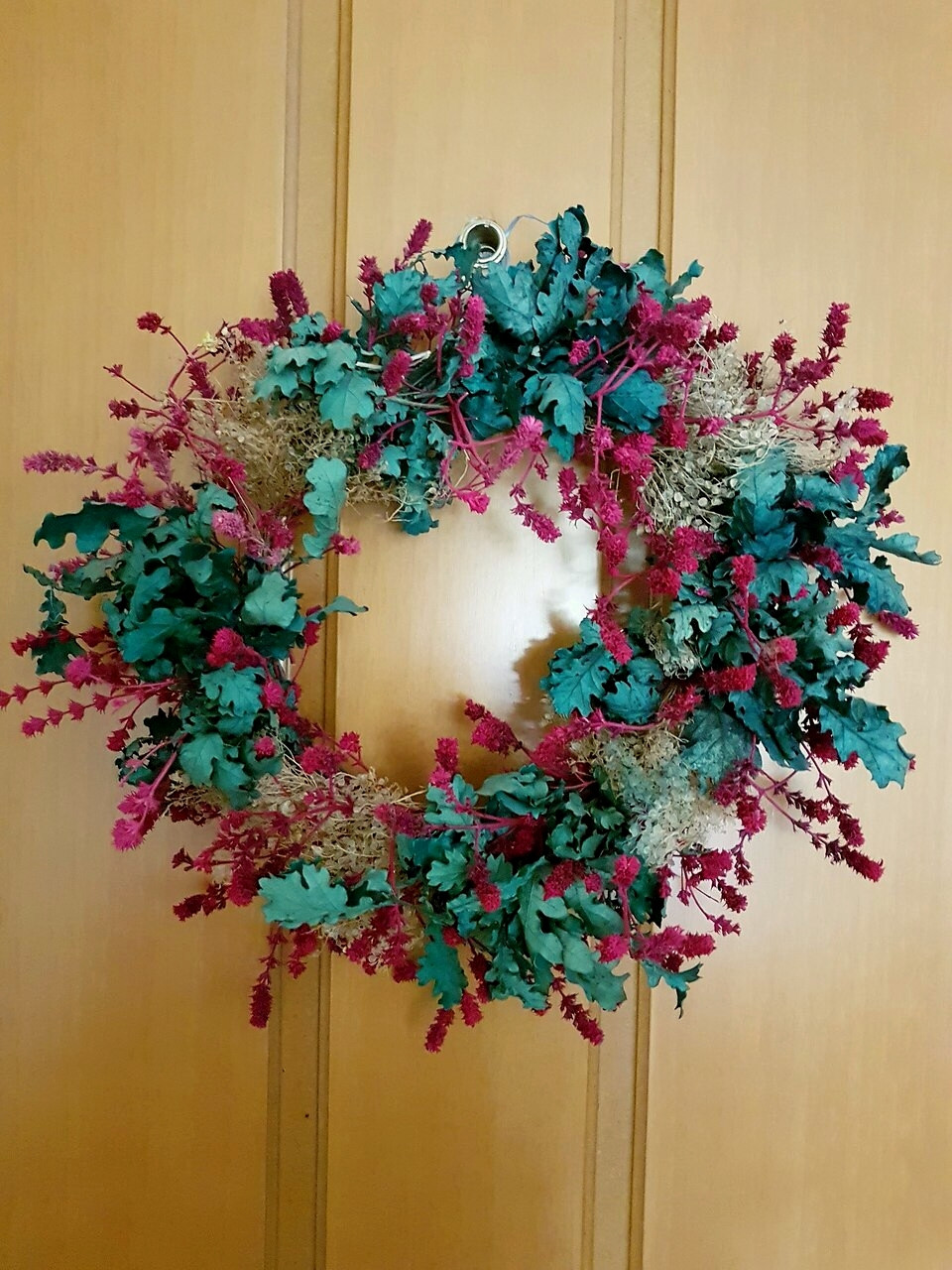 Protomagia flower wreath, the 1st of May - Greece © Ζέτα Τσίγκα / Wikimedia (CC BY-SA 4.0)