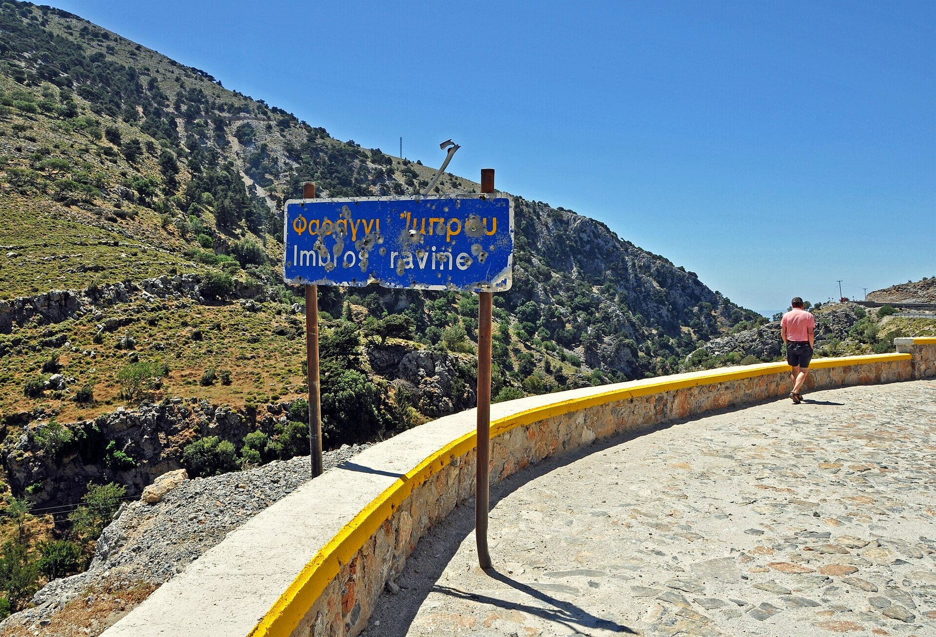 Walker at the entrance to the Imbros gorge - Crete - Greece © Marc Ryckaert / Wikimedia (CC BY 3.0)