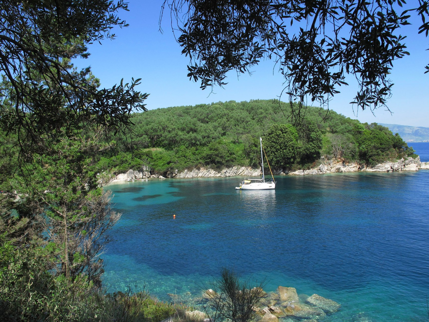Voilier ancré dans une crique boisée abritée - Méditerranée