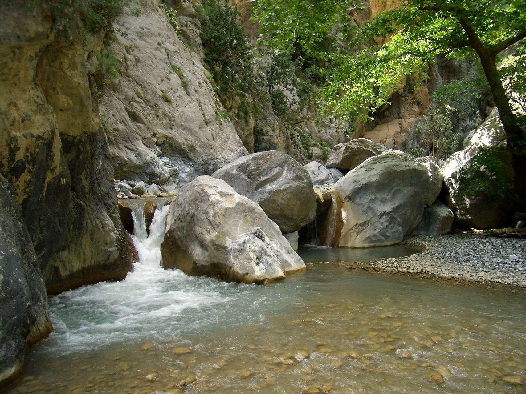 Shaded stream in the Sarakina gorge - Crete - Greece © Yooga / Wikimedia (CC BY 3.0)