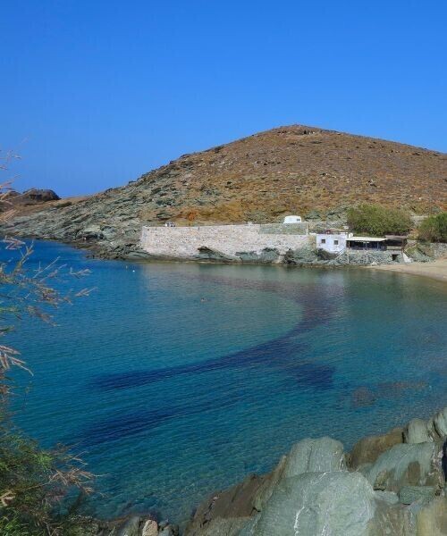 Petite crique abritée avec digue de pierre et taverne - Cyclades - Grèce