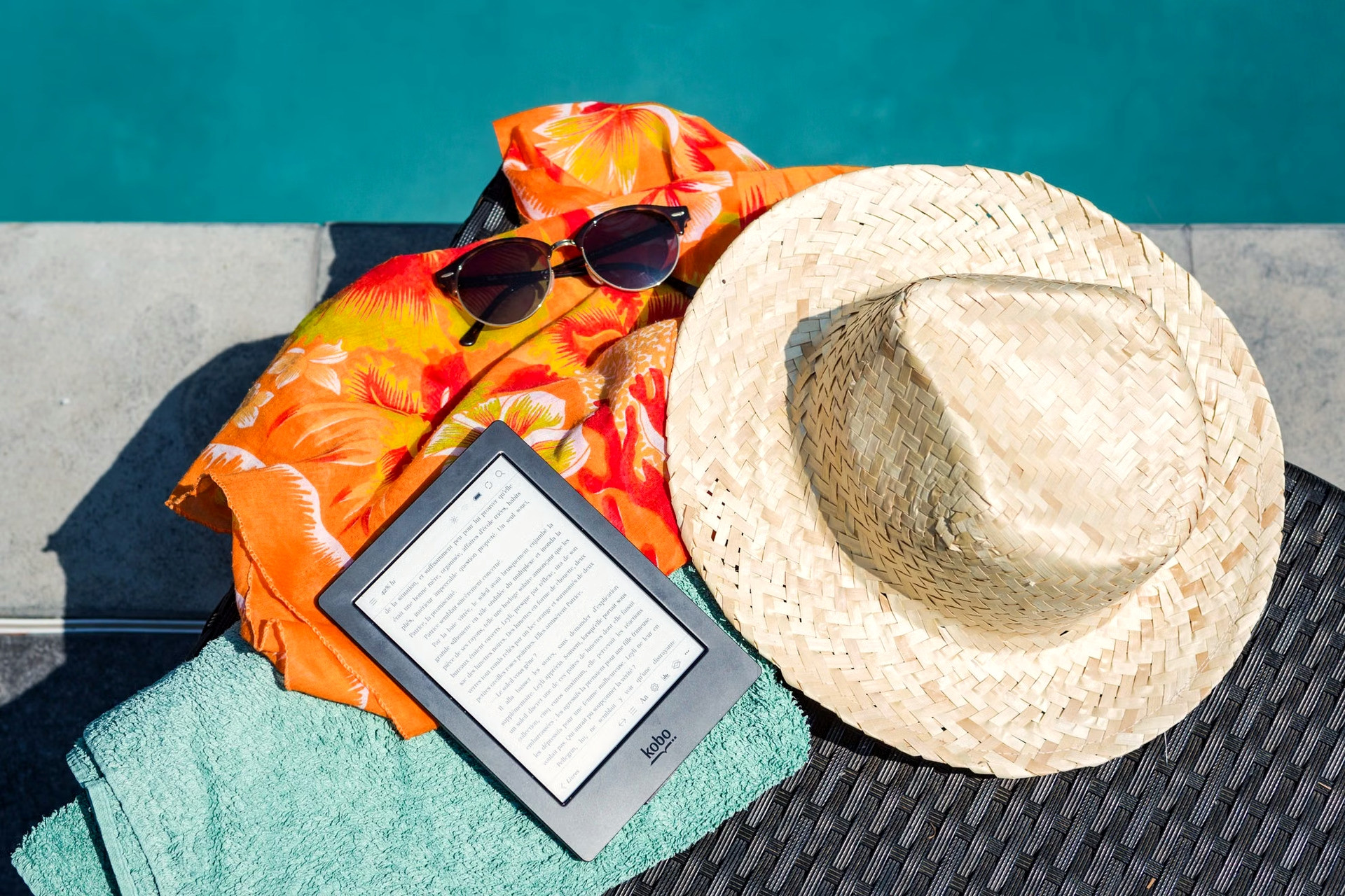 Hat, sunglasses and e-reader for a spring stay - Greece