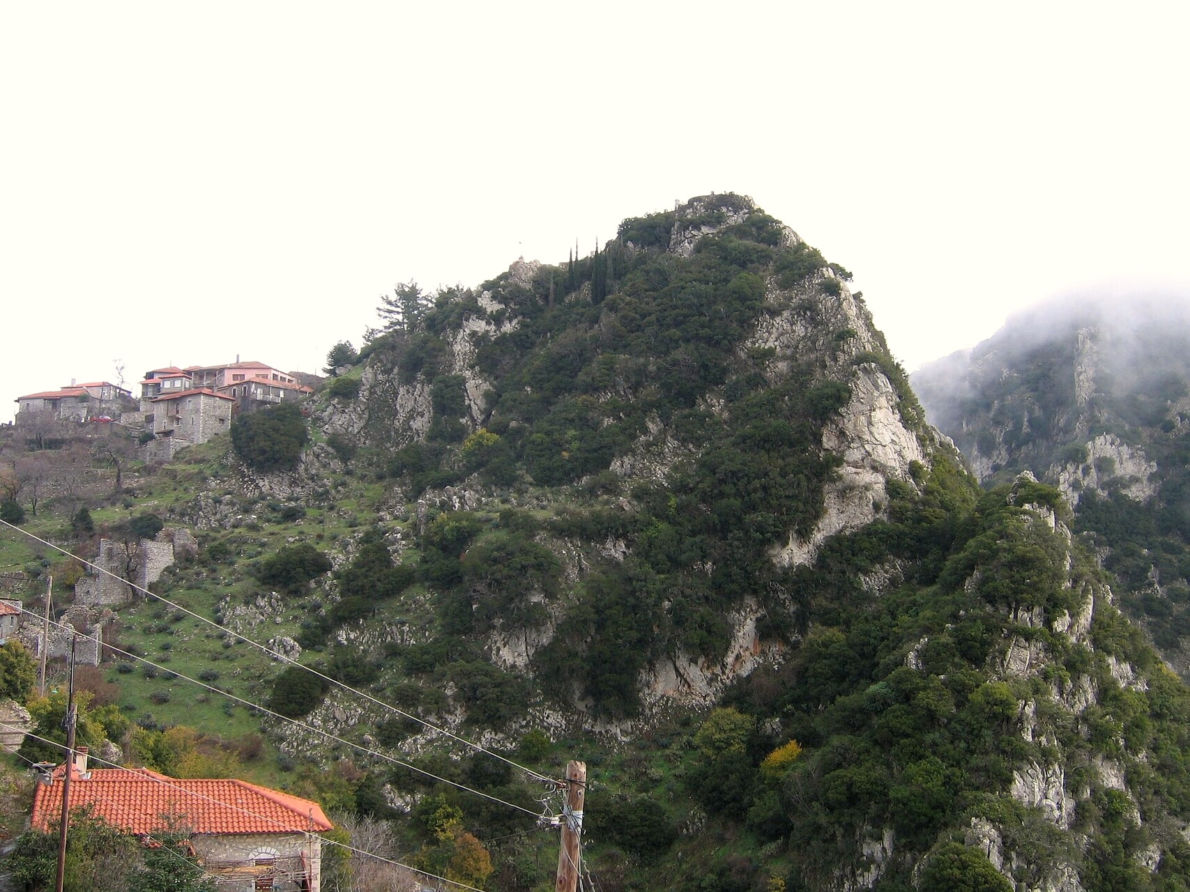The stone village of Stemnitsa perched on the mountain - Arcadia, Peloponnese - Greece © Ferengi / Wikimedia (CC BY-SA 3.0)