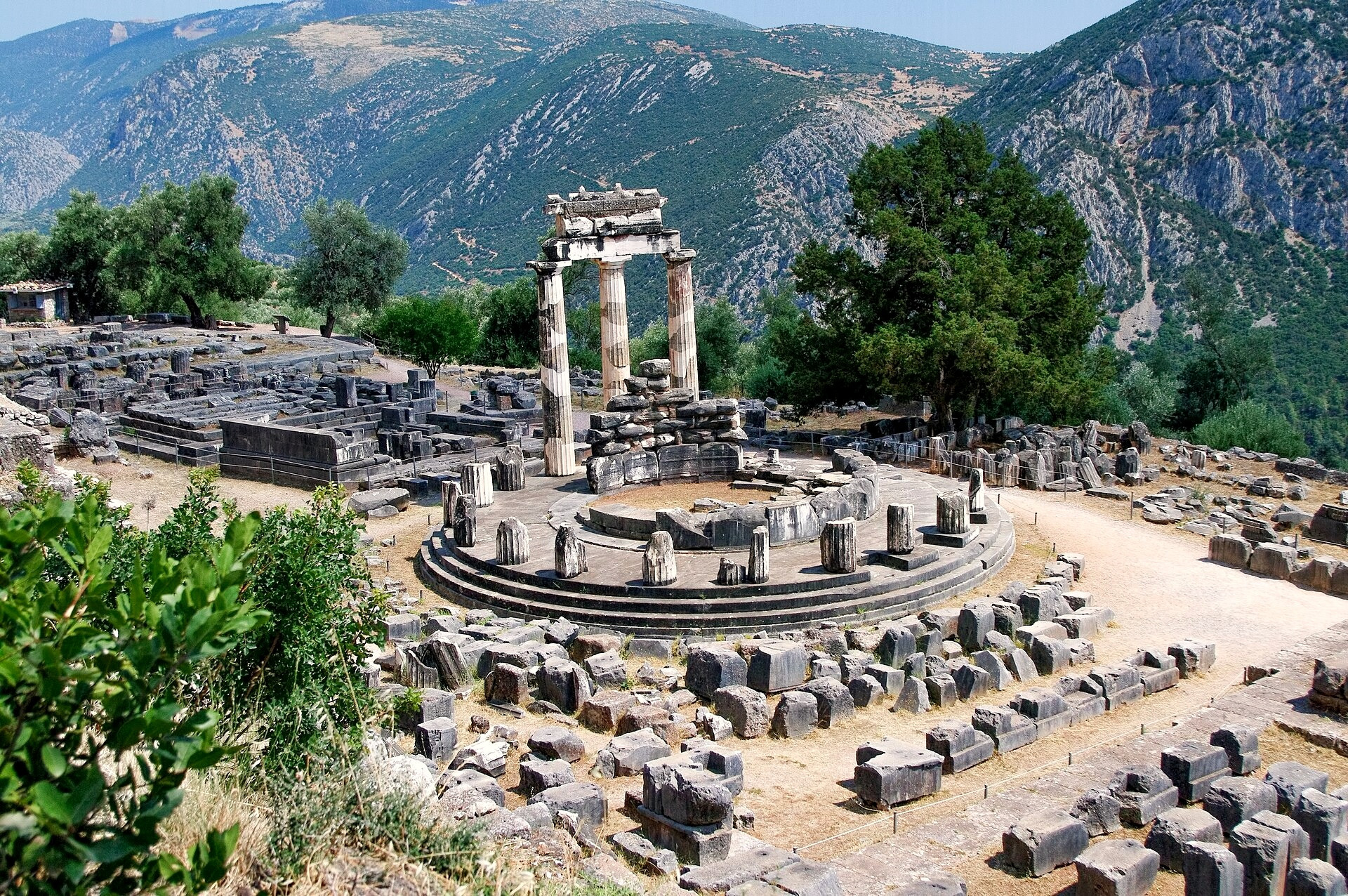 The tholos of Athena Pronaia and its three columns - Delphi - Greece © Michael Nicht / Wikimedia (CC BY-SA 4.0)