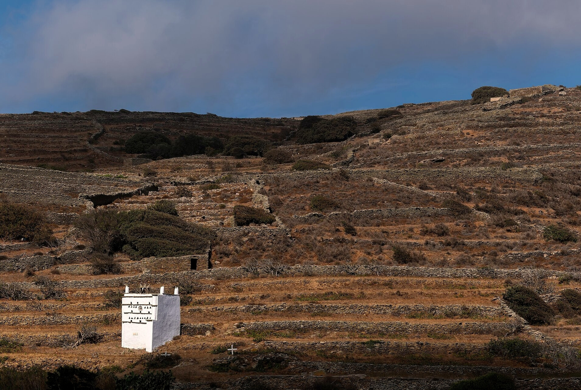 White dovecote in the terraces of Tarambados - Tinos - Cyclades, Greece © Jules Verne Times Two / Wikimedia (CC BY-SA 4.0)