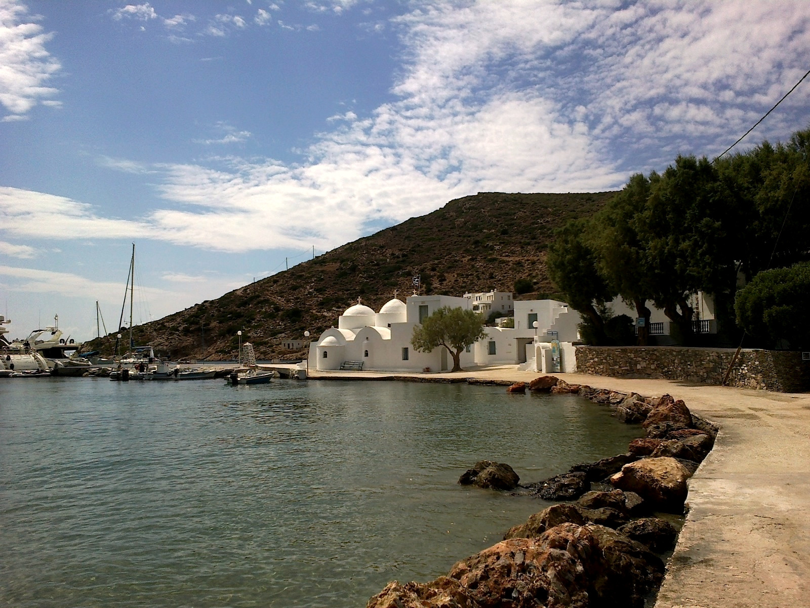 The bay of Vathy and its monastery - Sifnos, Cyclades - Greece © rene boulay / Wikimedia (CC BY-SA 3.0)