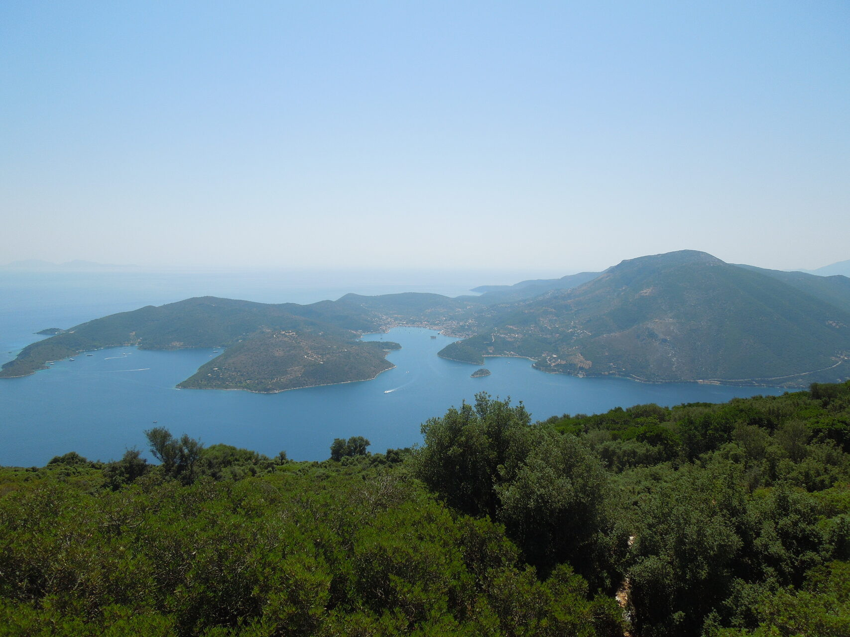 The gulf of Vathy seen from the heights - Ithaca, Ionian Islands - Greece © Cosal / Wikimedia (CC BY-SA 4.0)