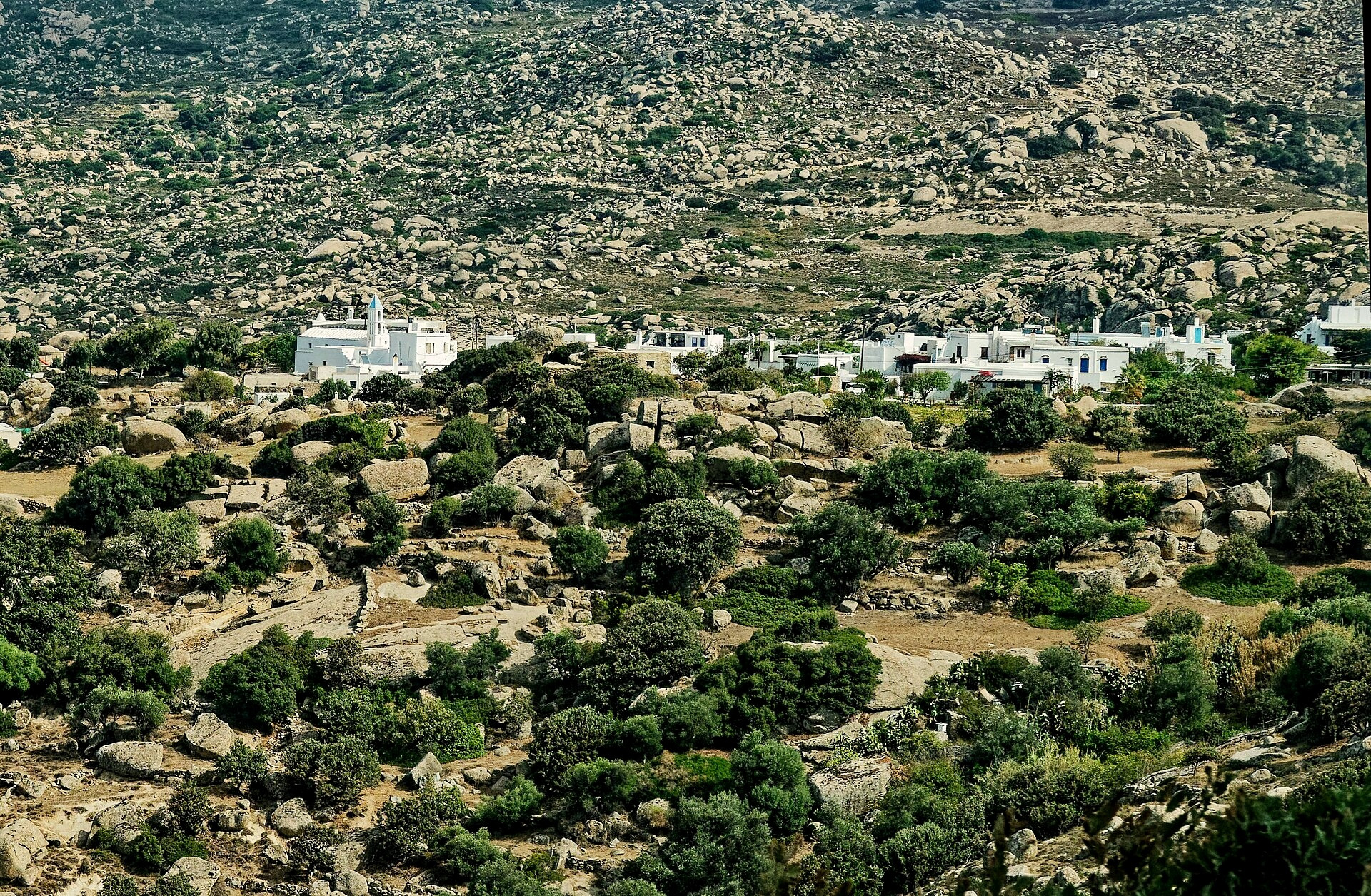 The village of Volax among the granite boulders - Tinos, Cyclades - Greece © Holger Uwe Schmitt / Wikimedia (CC BY-SA 4.0)