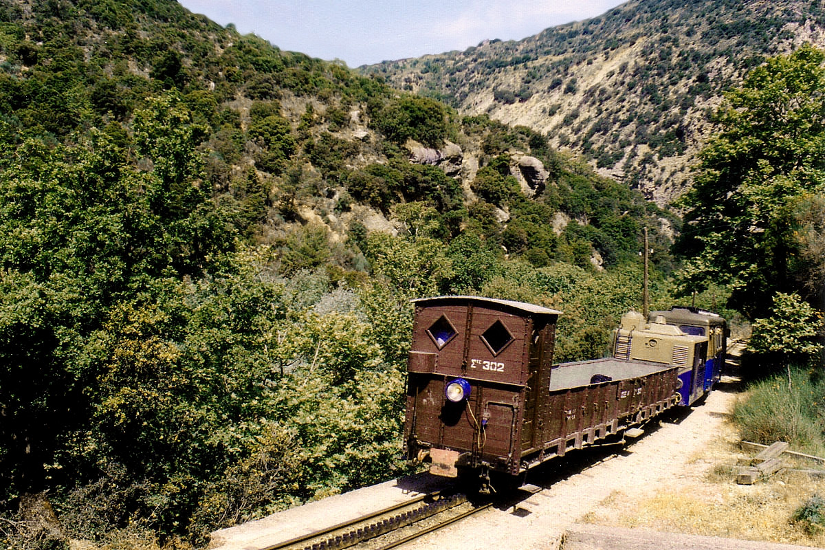 Rack railway train crossing the Vouraikos gorges - Peloponnese - Greece © Frank Weimer / Wikimedia (CC BY-SA 2.0 de)