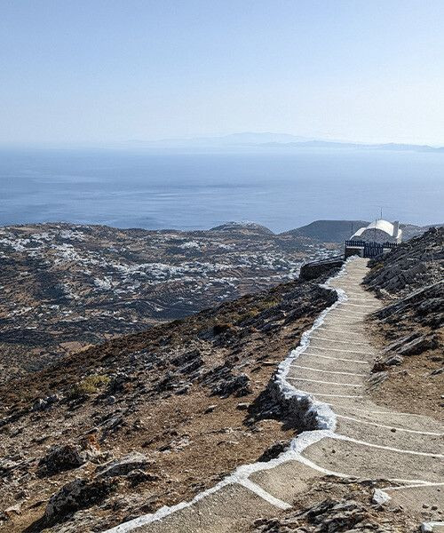Sentier blanchi descendant vers la mer - monastère Profitis Ilias - Sifnos - Cyclades