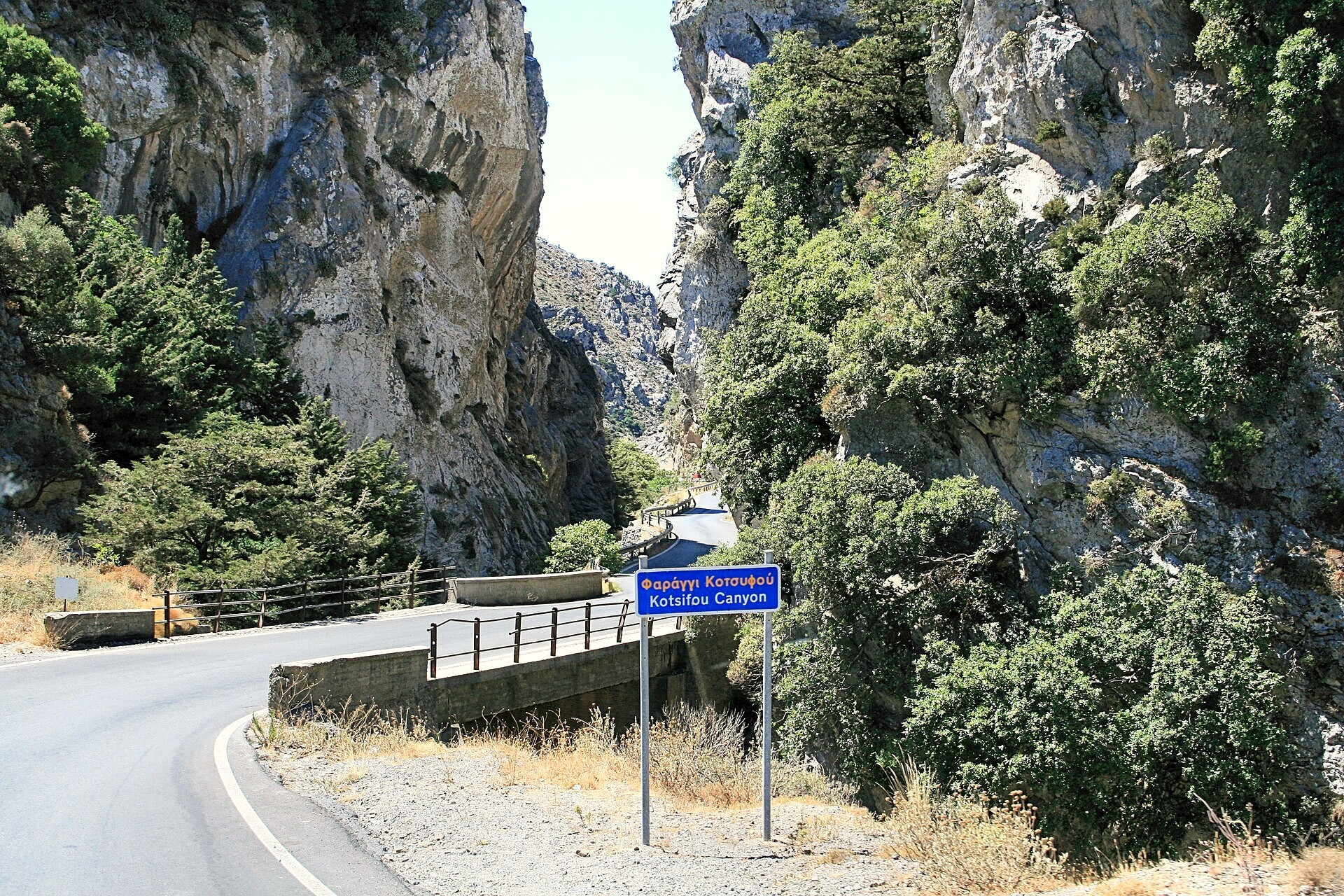 Winding road in the Kotsifou gorge - Crete - Greece © Lapplaender / Wikimedia (CC BY-SA 3.0)